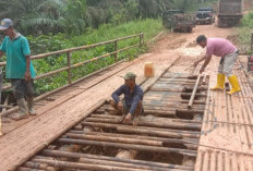 Diterjang Banjir! Warga SP 4 Purwaraja Lahat Berjibaku Perbaiki Jembatan