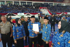 Bupati Bursah Zarnubi Serahkan SK PPPK Paruh Waktu, Tegaskan Disiplin Waktu