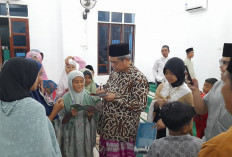 Usai Sholat Tarawih, Bupati Lahat Dikerumuni Anak-anak 