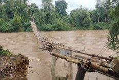 Hujan Lebat Rusak Jembatan Gantung Gaung