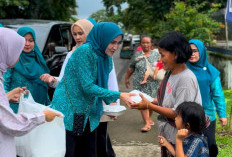 Tim penggerak PKK Berbagi Makanan Kepada Masyarakat