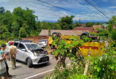 Truk Angkutan Terguling, Usai Gagal Menanjak, Tabrak Sejumlah Kendaraan