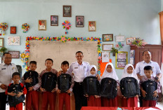 Anak Yatim SDN 12 Lahat Terima Tas