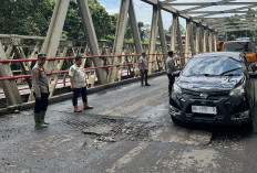 Hati-hati, Ruas Jalan Jembatan Muara Lawai Berlubang, Tulang Besi Jalannya Sampai Nongol