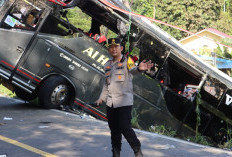 Evakuasi Bus PO Al Hijrah, Kapolres Lahat Terjun Langsung Mengatur Lalu Lintas Kendaraan