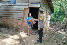 Bhabinkamtibmas Polres Lahat Bagikan Daging Kurban kepada Masyarakat