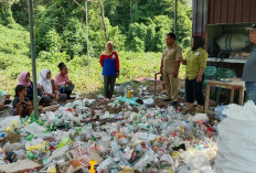 Kunjungi TPS 3R Tanjung Payang, Tim DLH Beri Pembinaan kepada Petugas Sampah