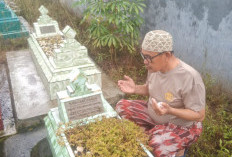 Jelang Ramadhan Warga Ziarah Kubur, Kunjungi Makam Keluarga