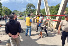 Gotong Royong Tambal Jalan Berlubang di Ruas Jembatan Muara Lawai, Kapolsek Merapi : Penanganan Sementara 