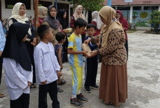 SDN 4 Lahat Serahkan Hadiah Para Juara Lomba Class Meeting Semester Genap
