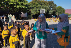 68 Siswa SDN 4 Merapi Barat Terima Bantuan Seragam Sekolah