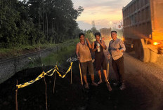 Personel Polsek Merapi Bersihkan Tumpahan Batubara Tak Bertuan di Jalinsum, Antisipasi Kerawanan Jalan Raya