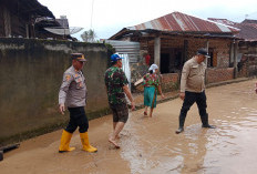 Polri TNI Bantu Evakuasi Korban Banjir