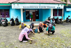 Meski Berpuasa, Semangat Staf Kantor Camat Kikim Tengah Tak Luntur: Gelar Kerja Bakti Bersihkan Lingkungan