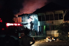 Api Sambar Dua Rumah Warga, Dinas Damkar Empat Lawang Langsung Jinakkan    