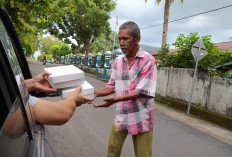 PLTU Banjarsari dan Jurnalis Lahat Bagikan Nasi Berbuka Puasa Gratis