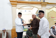 Ramadhan Penuh Berkah, Bupati Joncik Muhammad Salurkan Bantuan untuk Masjid Nurul Iman di Muara Lintang Lama