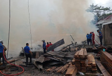 Korsleting Listrik, Depot Kayu di Lahat Ludes Terbakar