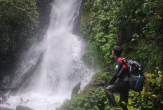 Menikmati Keindahan Air Terjun Pelelengan