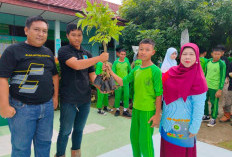 SMPN 6 Lahat Tanam 200 Pohon untuk Sekolah yang Lebih Asri