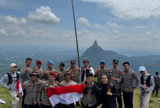 Merah Putih Berkibar di Puncak Bukit Besar, Merapi Selatan Peringati HUT RI ke-80