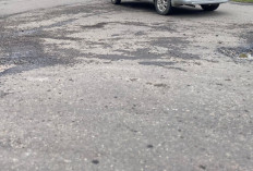 Hati-hati! Jalan Berlubang Menganga