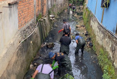 Bersihkan Sampah di Aliran Ayek Apul, DLH Antisipasi Pencemaran Sungai