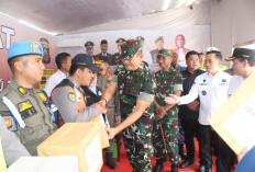 Pj Gubernur Cek Posko Pengamanan Nataru, Bagikan Bantuan Logistik