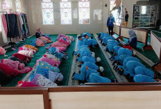 TK Cahaya Nur Rohman Ajarkan Siswa Praktek Salat