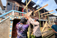 Bentuk Kepedulian, Polsek Jarai Gotong Royong Perbaiki Rumah Warga Terdampak Puting Beliung