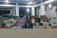 Tarawih Perdana di Pendopoan, Ketua TP-PKK Empat Lawang Ajak Perkuat Kebersamaan di Bulan Suci