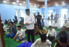  Pulang Kampung, Cik Ujang Salat Jumat di Lebak Budi
