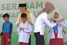 Bupati-Wabup Hadiri Penyerahan Bantuan Seragam Sekolah 