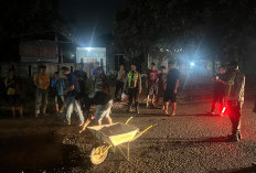 Arus Lalin Kembali Lancar, Polsek Merapi dan Warga Gotong Royong Bersihkan Tumpahan Batubara