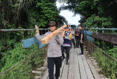 Polres Lahat Bersama Masyarakat Gotong Royong Perbaiki Jembatan Gantung