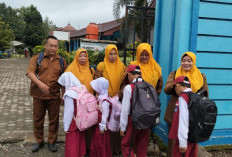 SDN 4 Merapi Barat Budayakan Salam Sebelum Masuk Ruang Kelas