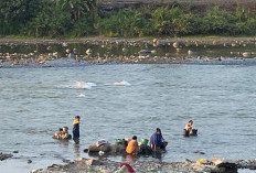 Musim Kemarau, Warga Serbu Sungai Lematang 