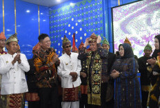 Pj Gubernur Agus Fatoni Dapat Gelar Adat Suttan Mangku Keresidenan dari Kabupaten OKU Timur