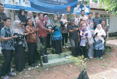 Kepala BKPSDM Empat Lawang Serahkan Bibit Mawar ke Dinas Kominfo
