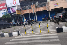 Dishub Lahat Pasang Patok Pembatas Delineator di Jalan Mayor Ruslan