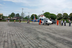 Anak Anak Antusia Melihat Helikopter Kapolda Sumsel Yang Terparkir di Lapangan Kantor Bupati Empat Lawang