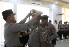 Momen Penuh Haru, Kompol Arman Partaonan Terima Kenaikan Pangkat Pengabdian