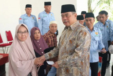 Bupati Bursah Zarnubi Serahkan Dana Zakat, Sarana Mempererat Solidaritas Sosial