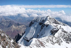 Selain Salju Abadi, Gunung Jaya Wijaya Juga Memiliki Keindahan Alam Yang Menakjubkan