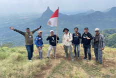 Kejari Lahat Kibarkan Bendera Merah Putih di Bukit Besak Lahat