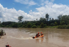 Bocil Hanyut Terseret Arus Sungai