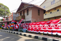 Jelang HUT RI, Pedagang Bendera Merah Putih di Lahat Menjamur