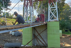 Personel Kodim 0405/Lahat dan Warga Gotong Royong Bangun Jembatan Desa Muara Empayang 