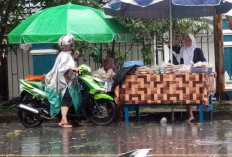 Meski Hujan, Takjil Masih Diburu 