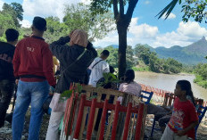 Membludak! Background Bukit Serelo di Desa Gunung Agung Jadi Lokasi Hits Berswafoto